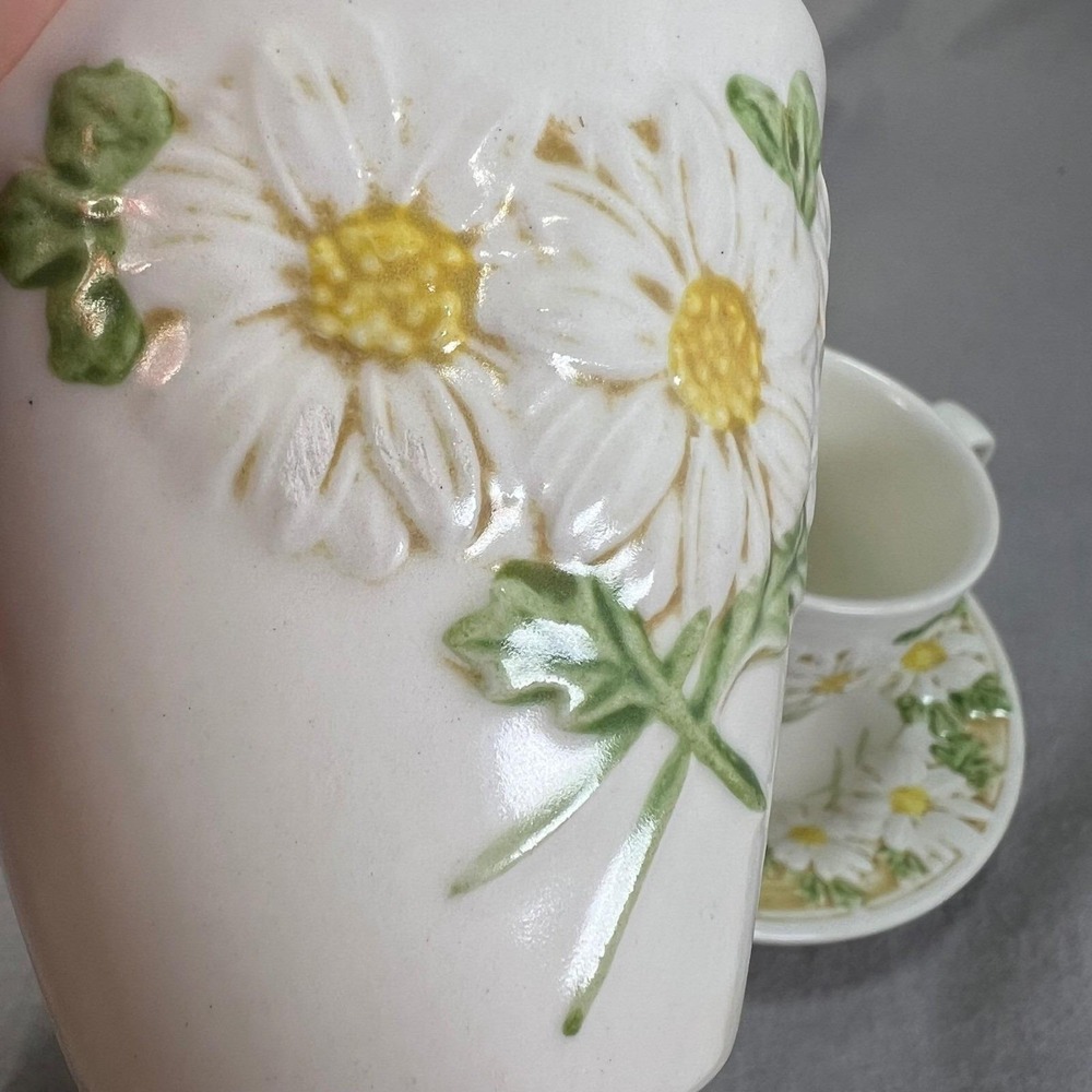 Metlox Poppy Trail Sculptured Daisy Tea Cup and Saucer Set of 4 White Floral - Picture 5 of 13
